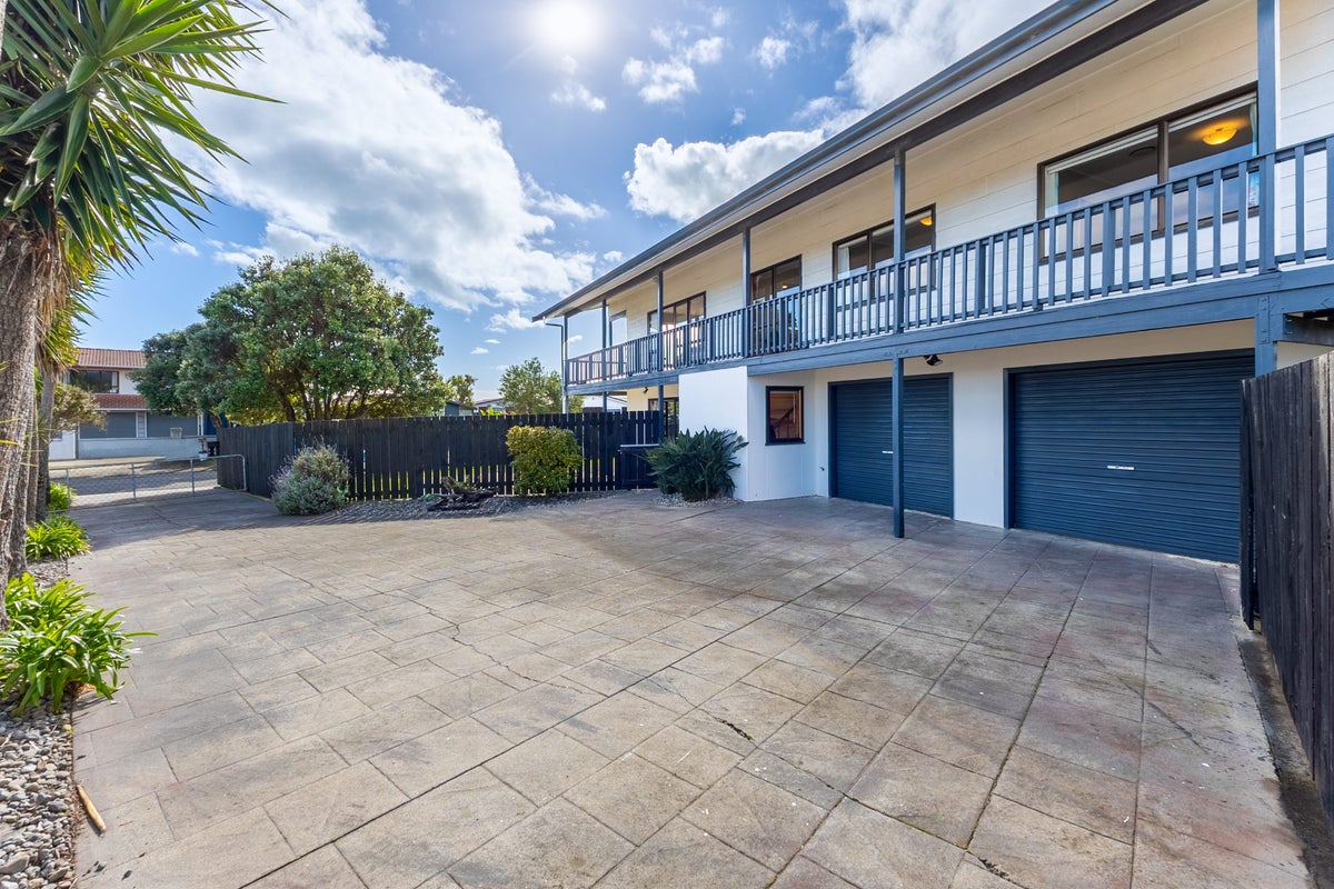 8 Olive Terrace, Paraparaumu Beach, Paraparaumu - Carousel 1