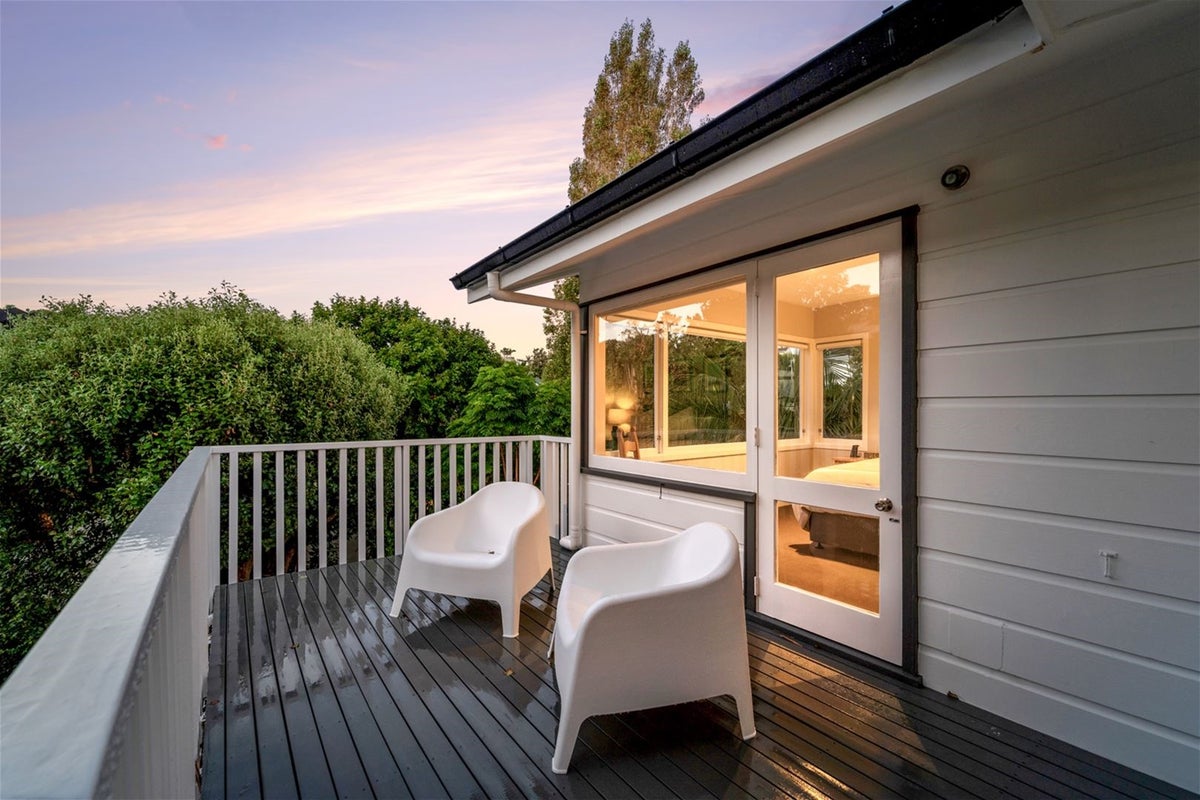 19 Garmons Way, Castor Bay, Auckland - Carousel 2