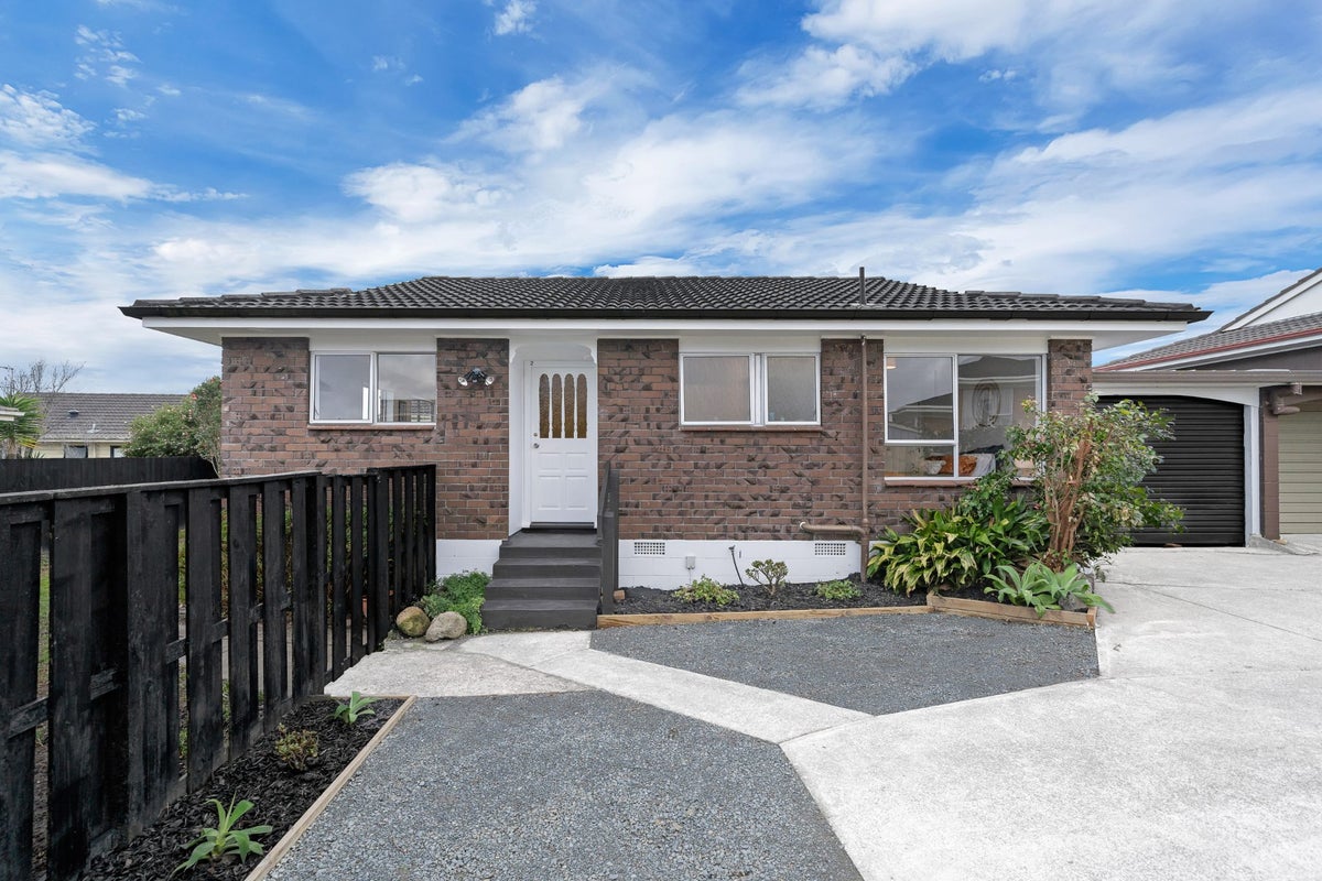 2/37 Blacklock Avenue, Henderson, Auckland - Carousel 1