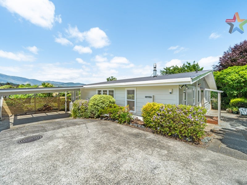 21 Sunnyview Drive, Brown Owl, Upper Hutt - Carousel 1