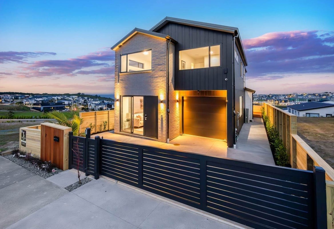 7 Pakirikiri Street, Long Bay, Auckland - Carousel 1