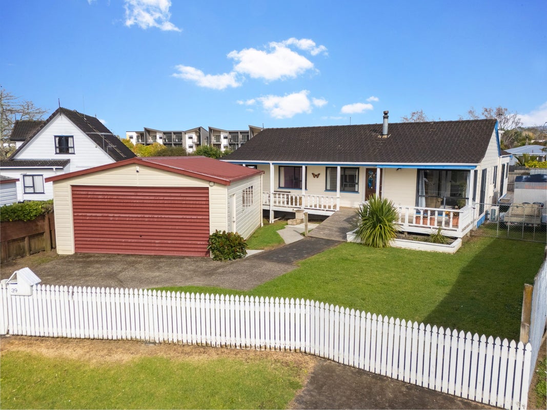 39 Redlands Grove, Swanson, Waitakere City, Auckland - Carousel 1