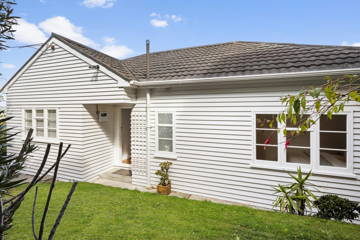 35 Nevay Road, Karaka Bays, Wellington - Carousel 1