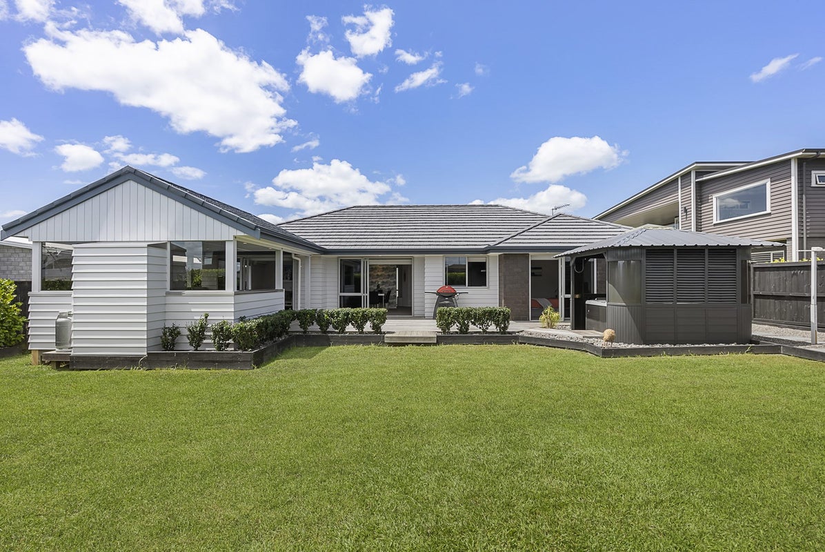 6 Defender Crescent, Beachlands, Auckland - Carousel 1