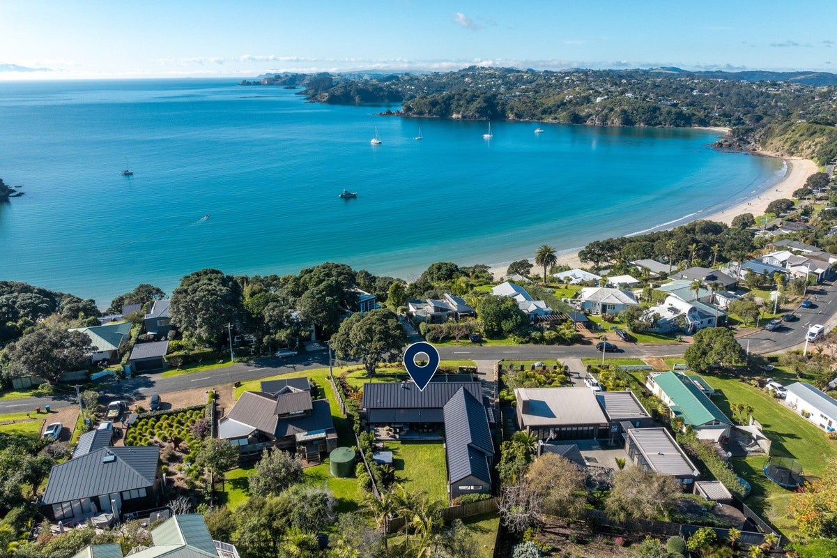 8 Waikare Road, Oneroa, Waiheke Island - Carousel 1