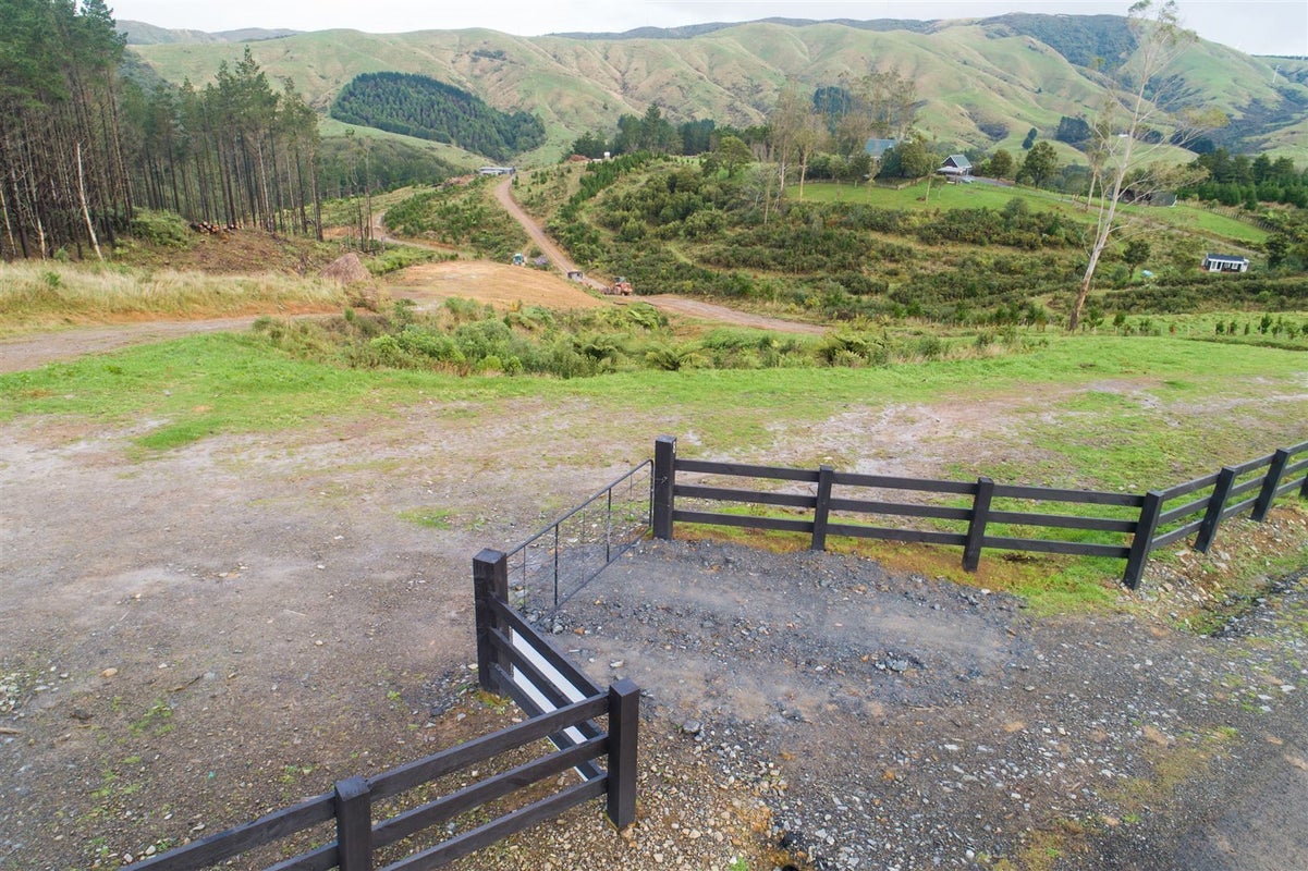 8 Pineland Drive, Turitea, Palmerston North - Carousel 2
