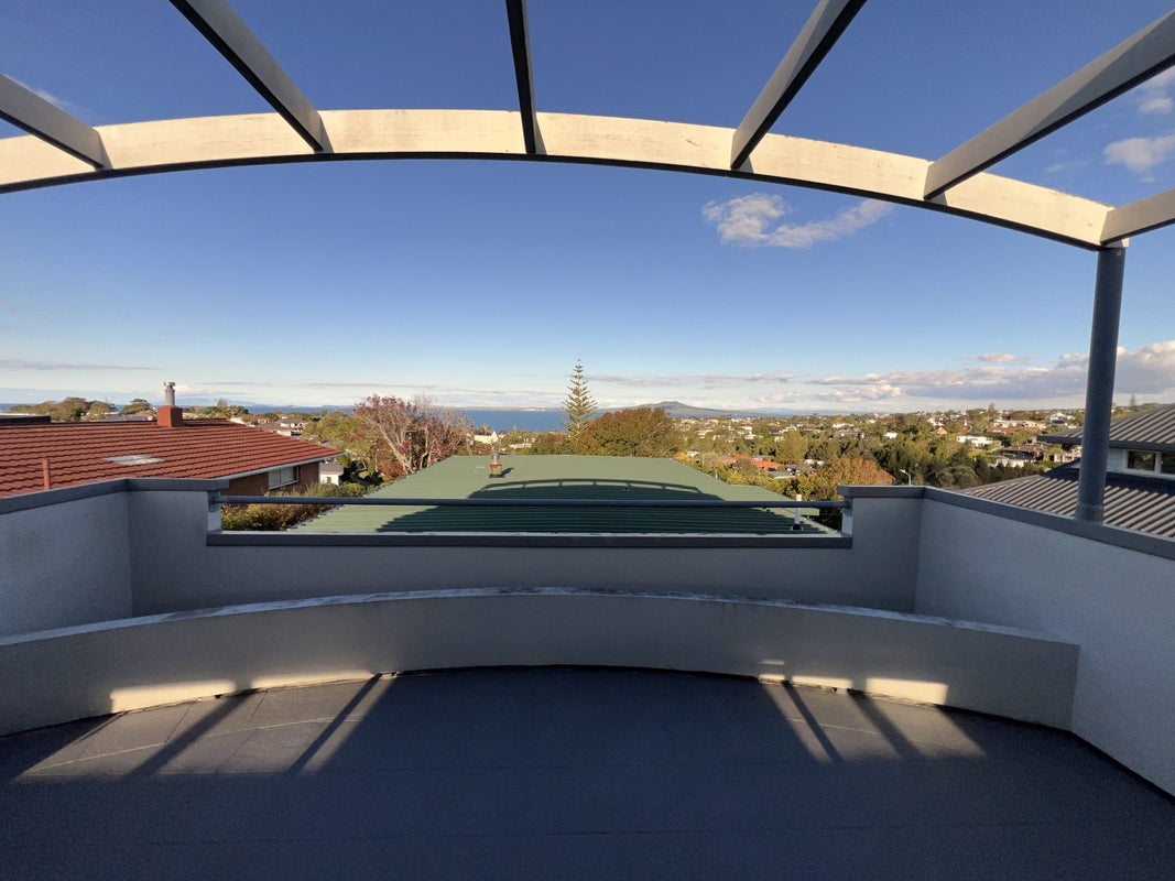 8 Beacon Avenue, Campbells Bay, Auckland - Carousel 1