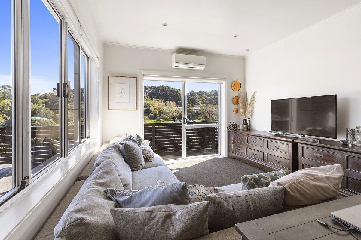 9 Baden Road, Hataitai, Wellington - Carousel 1