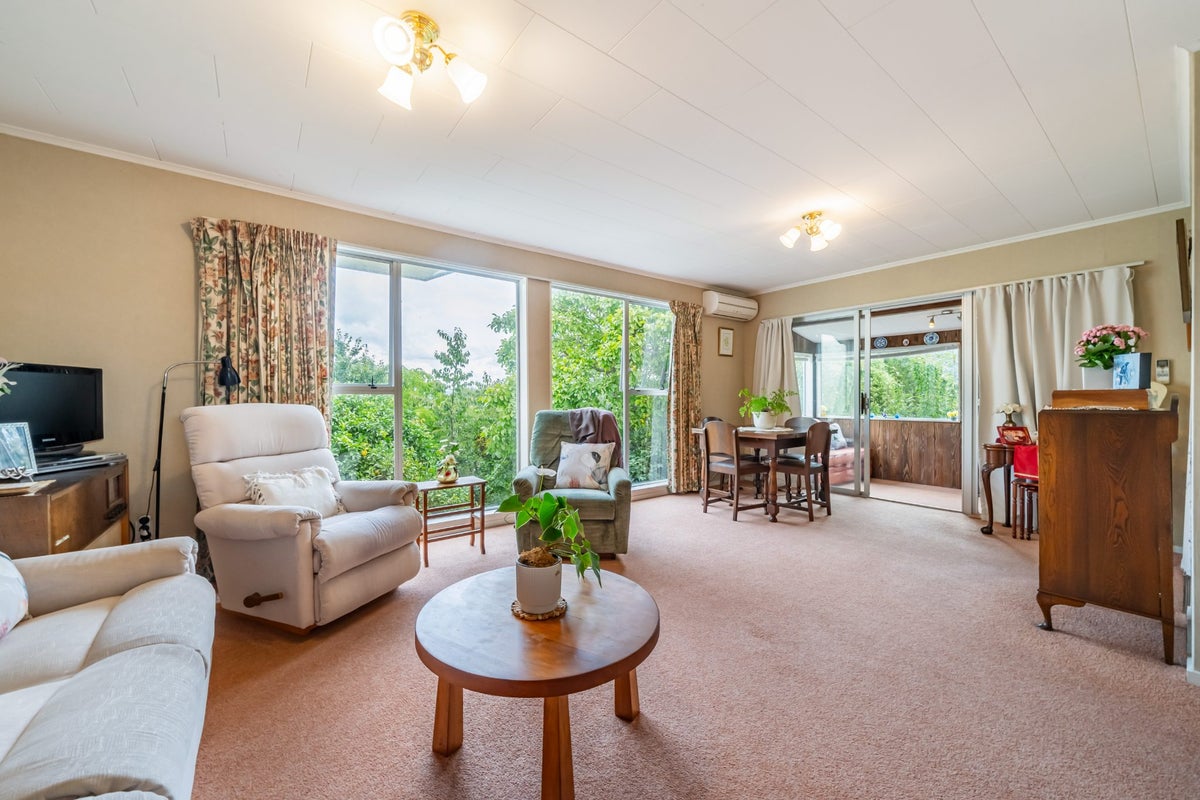 2/7 Roband Crescent, Brown Owl, Upper Hutt - Carousel 1