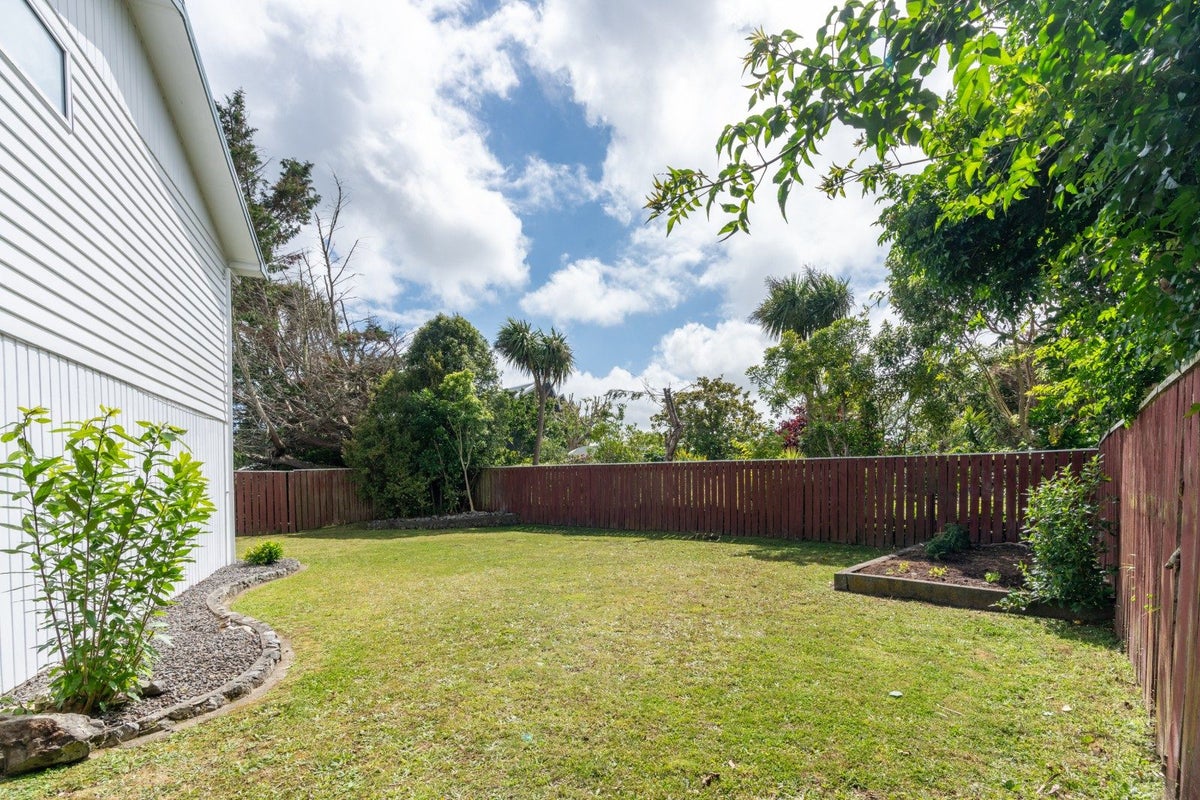 1 Peterhouse Street, Tawa, Wellington - Carousel 2
