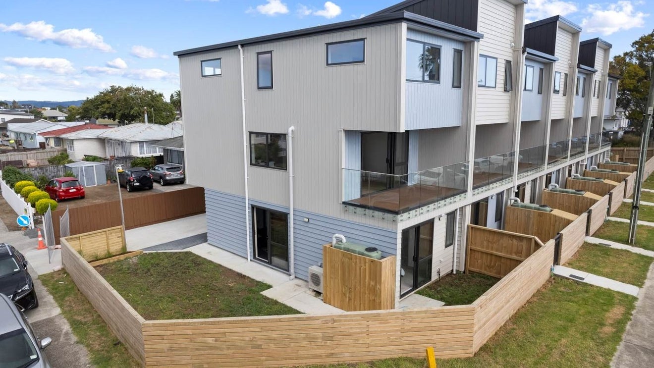 2/1 Balfour Road, Manurewa, Auckland - Carousel 1