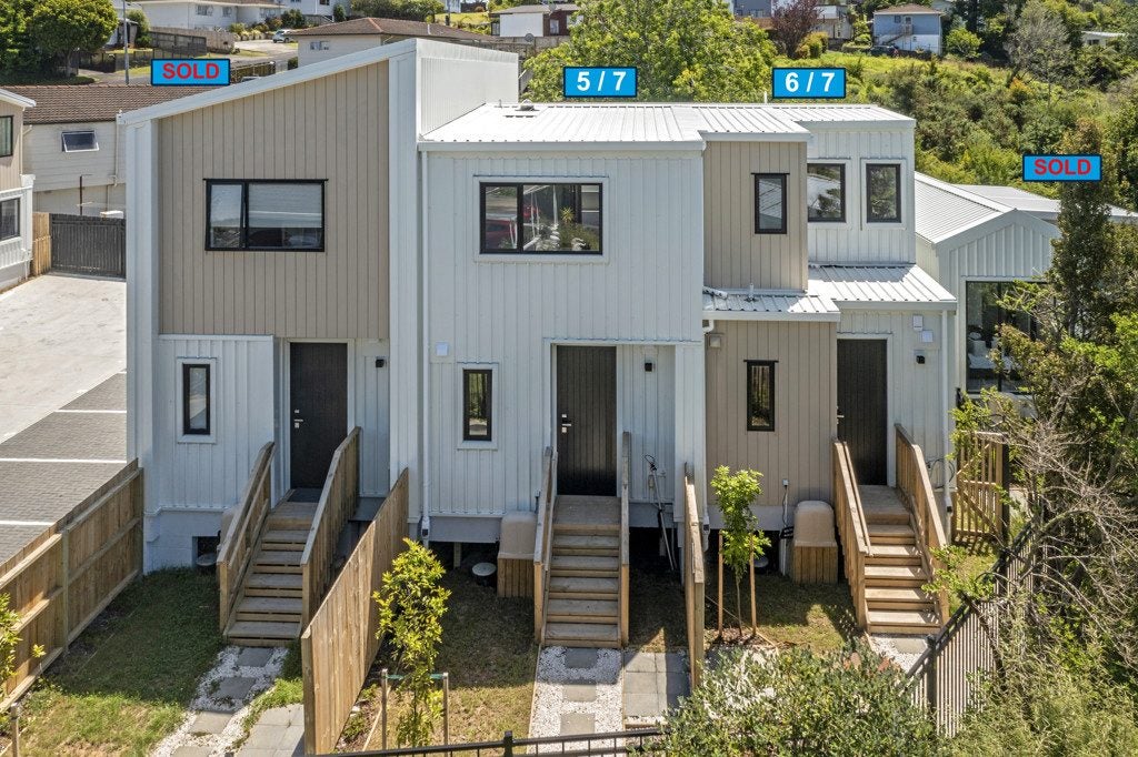 5/7 Cedar Heights Avenue, Massey, Auckland - Carousel 1