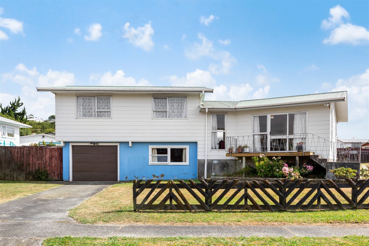 37 Conclusion Street, Ascot Park, Porirua - Carousel 1