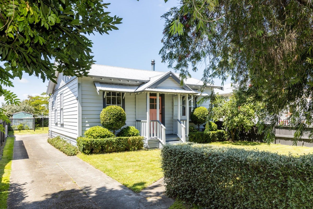 917 Willowpark Road North, Mayfair, Hastings - Carousel 2