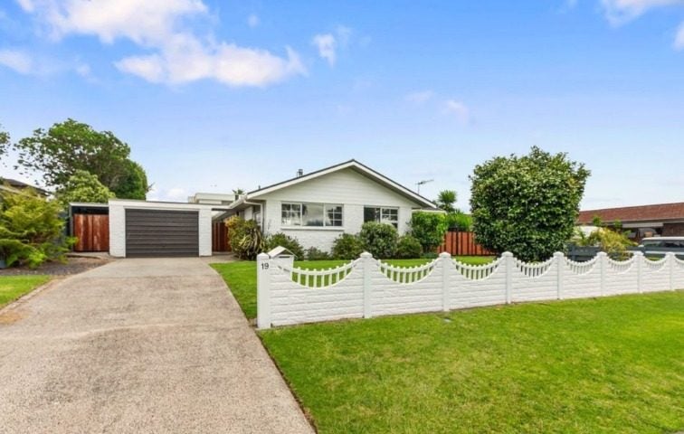 19 ENDEAVOUR Avenue, Welcome Bay, Tauranga - Carousel 1