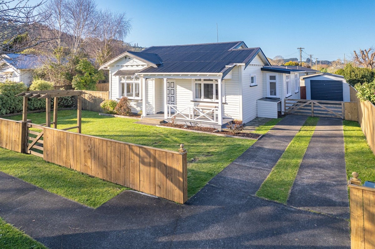 22 Cumbrae Place, Aramoho, Whanganui - Carousel 1