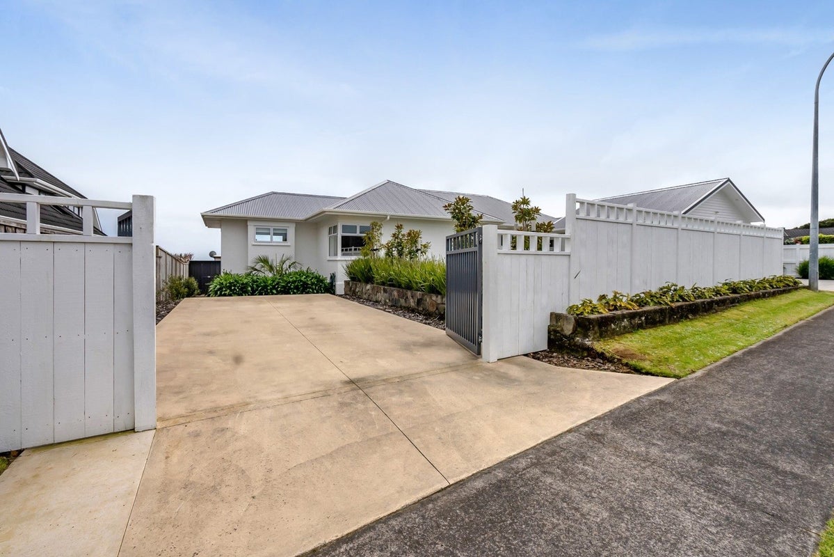 7 Lemont Place, Westown, New Plymouth - Carousel 1