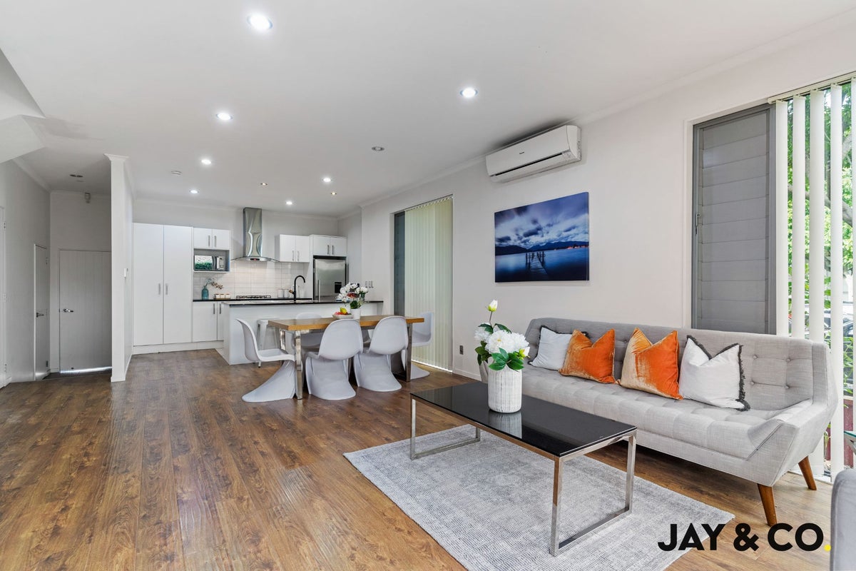 21 Kauri Drive, Takanini, Auckland - Carousel 1