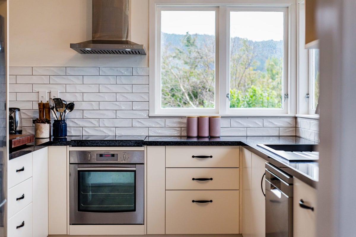 39 St Johns Terrace, Tawa, Wellington - Carousel 1