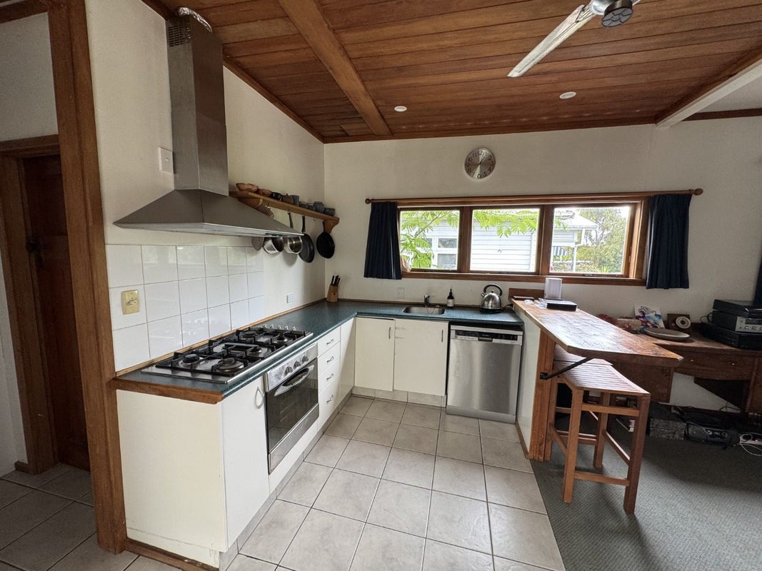 602 Whitehead Road, Saint Leonards, Hastings - Carousel 2