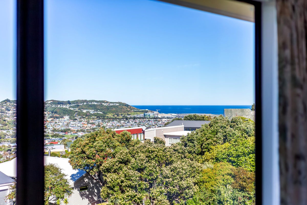 6 Tamahine Street, Maupuia, Wellington - Carousel 2