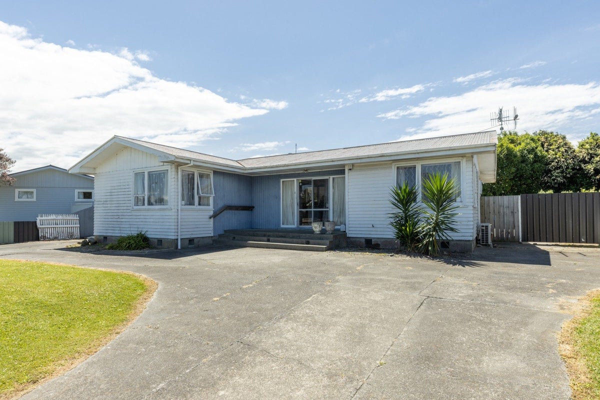 15 Waterworth Avenue, Onekawa, Napier - Carousel 1