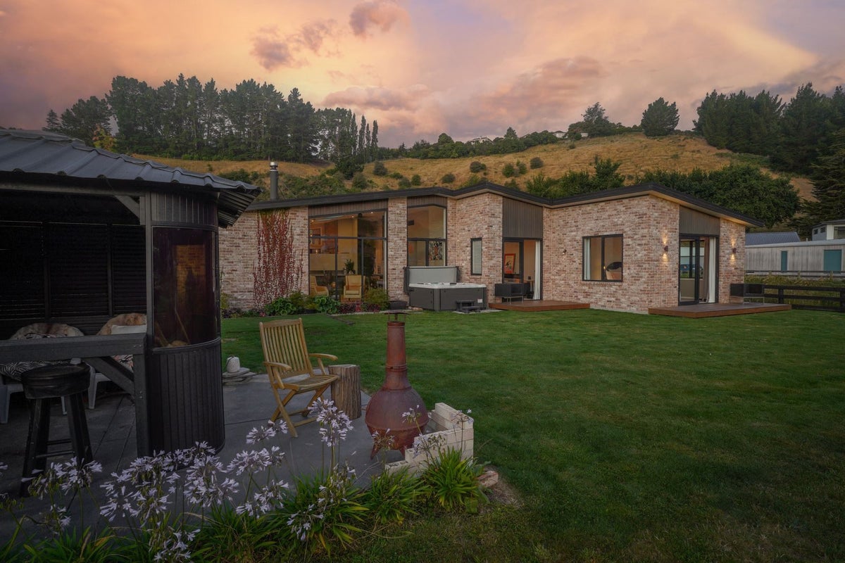 8 Caro Lane, Cracroft, Christchurch - Carousel 2