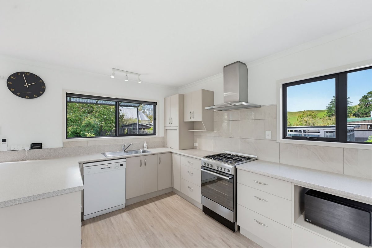 11 Anne Street, Pleasant Point, Timaru, Canterbury - Carousel 2