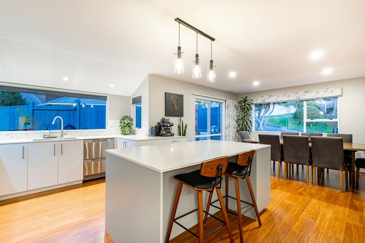 20 Sailmaker Close, Whitby, Porirua - Carousel 2