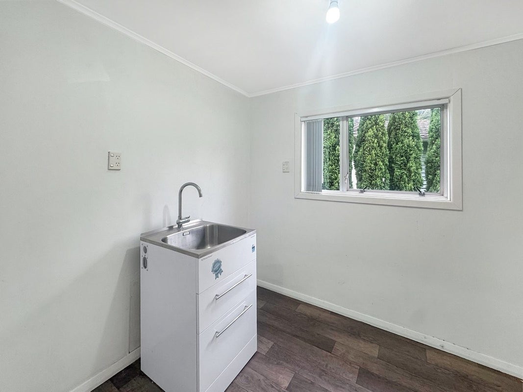 1 Johnston Grove, Taita, Lower Hutt - Carousel 9