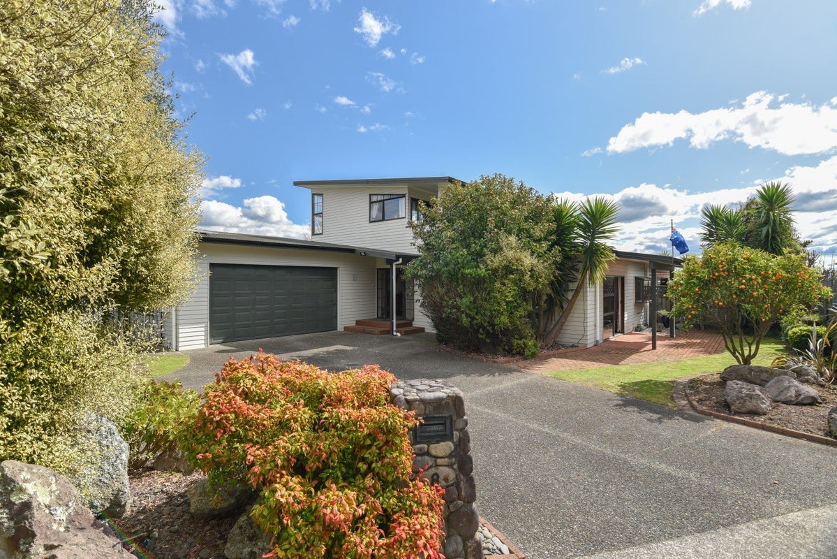 8 Stonebridge Park Drive, Holdens Bay, Rotorua - Carousel 1