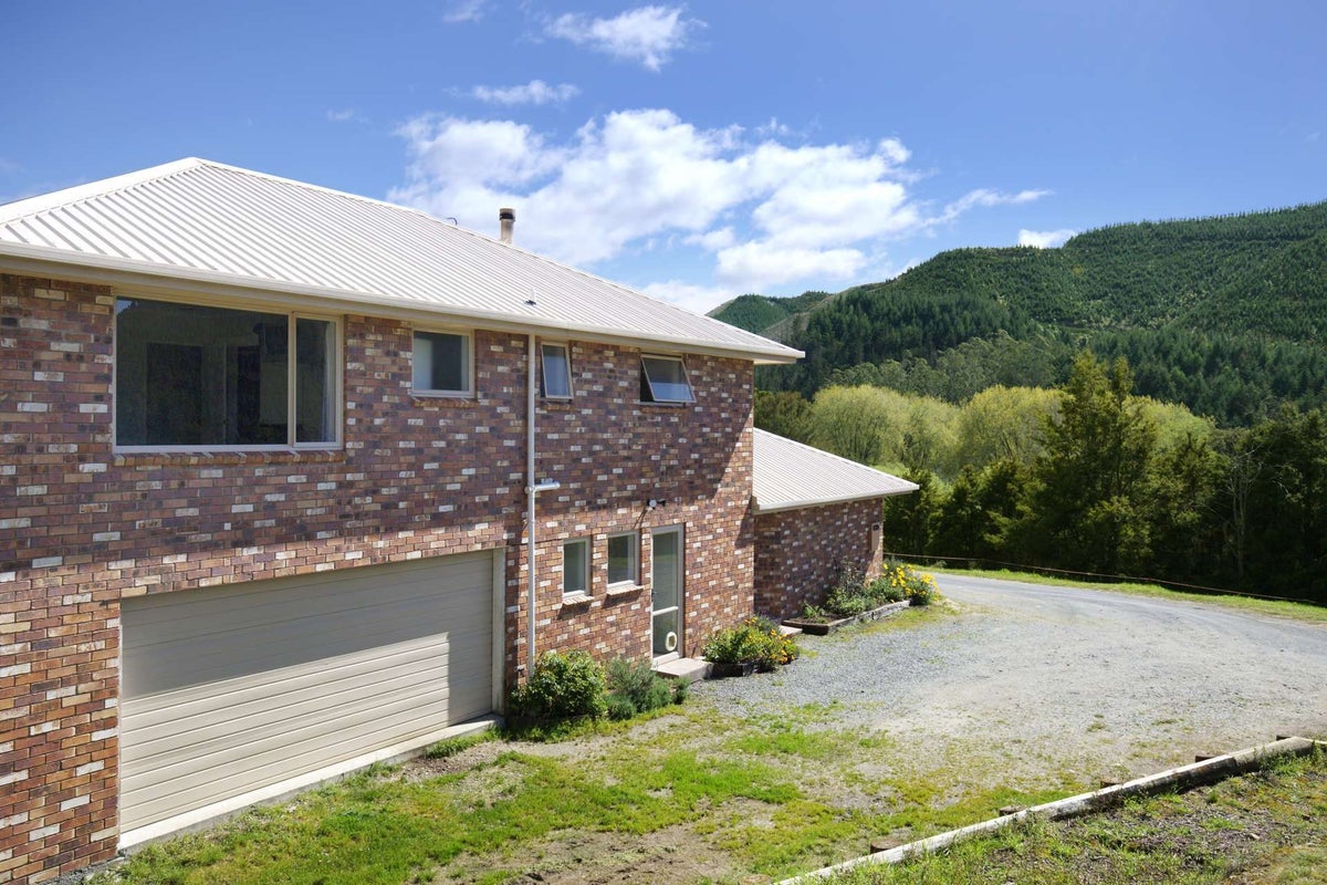 183 Pretty Bridge Valley Road, Belgrove, Wakefield - Carousel 1