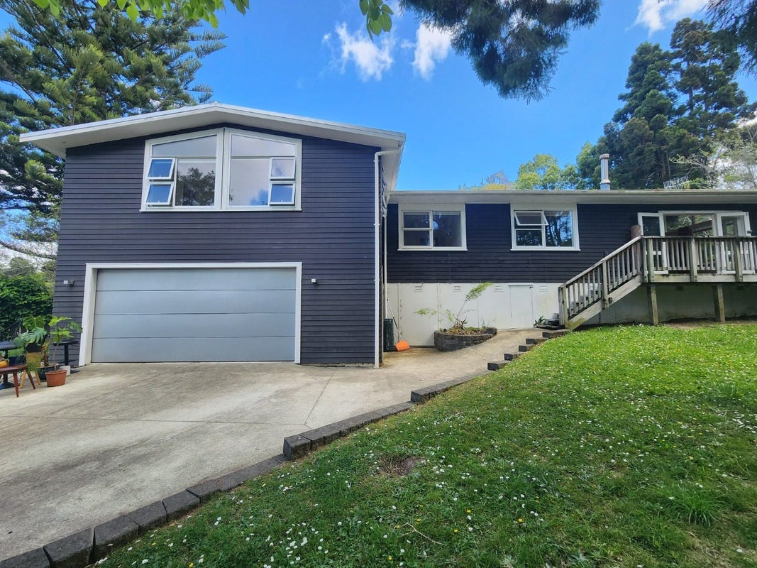 24 Pendlebury Street, Green Bay, Auckland - Carousel 1