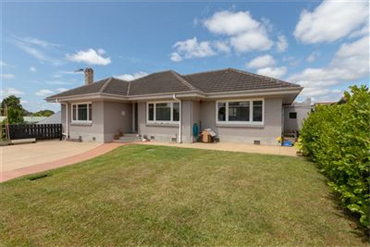 15 Matai Street, Maeroa, Hamilton - Carousel 1