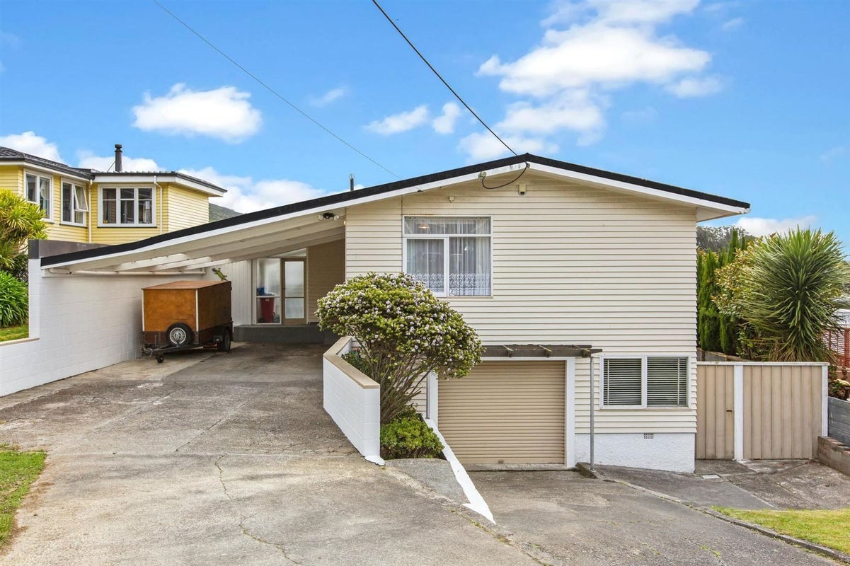 95 Bell Street, Tawa, Wellington - Carousel 1