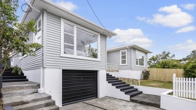 39 Dominion Park Street, Johnsonville, Wellington - Carousel 1