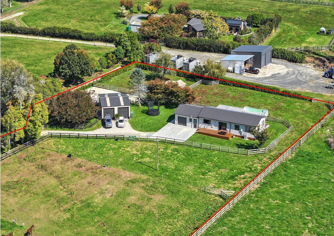 37 State Highway 27, Tirau - Carousel 1
