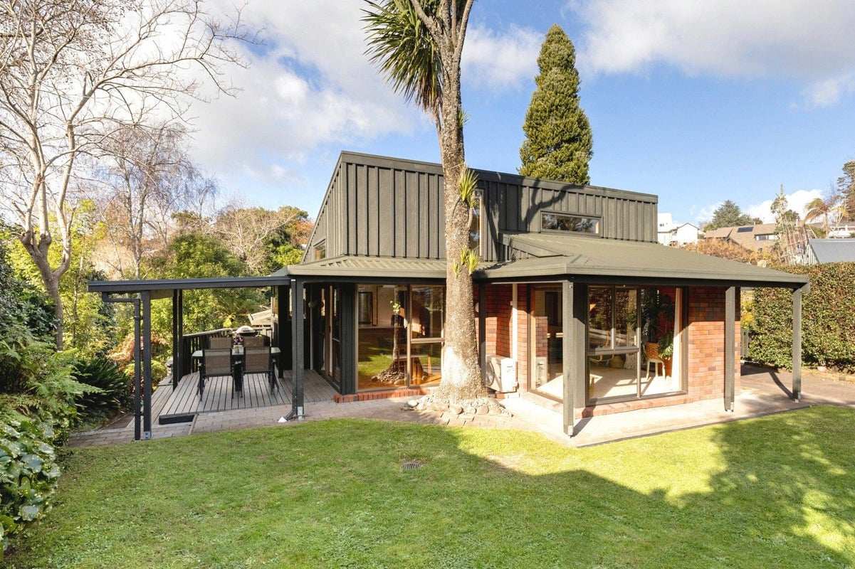 18 Fairmont Terrace, Otumoetai, Tauranga - Carousel 1