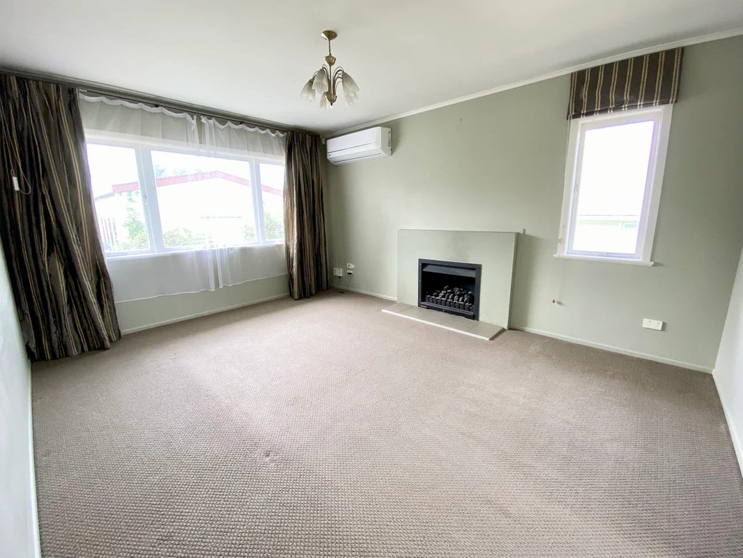 27 Sylvan Crescent, Te Atatu South, Auckland - Carousel 2
