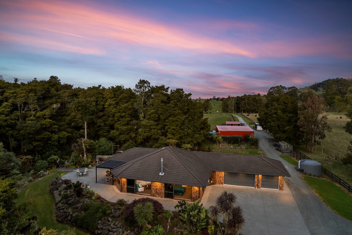 327 Tangihua Road, Whangarei - Carousel 1