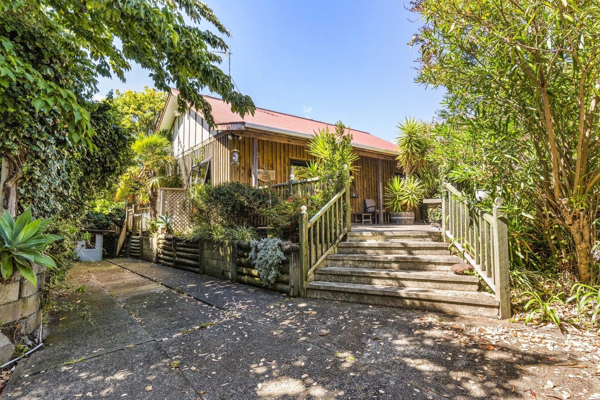 23 Tennis Court Road, Raumati South, Paraparaumu - Carousel 1
