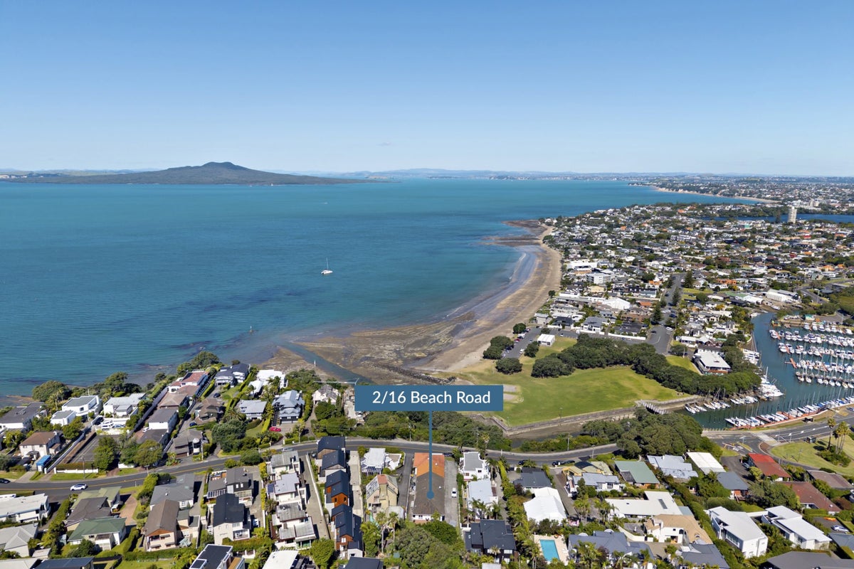 2/16 Beach Road, Castor Bay, Auckland - Carousel 2