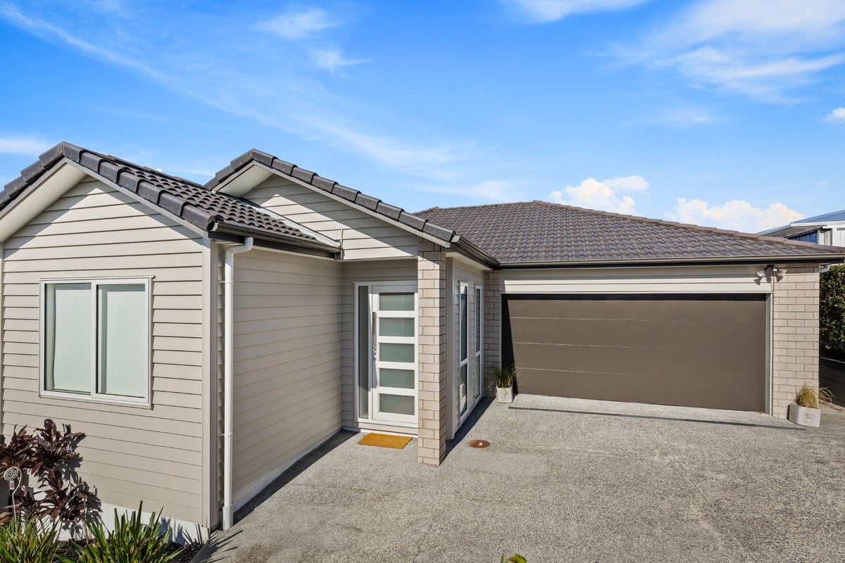 19B Duncan Avenue, Te Atatu South, Auckland - Carousel 1