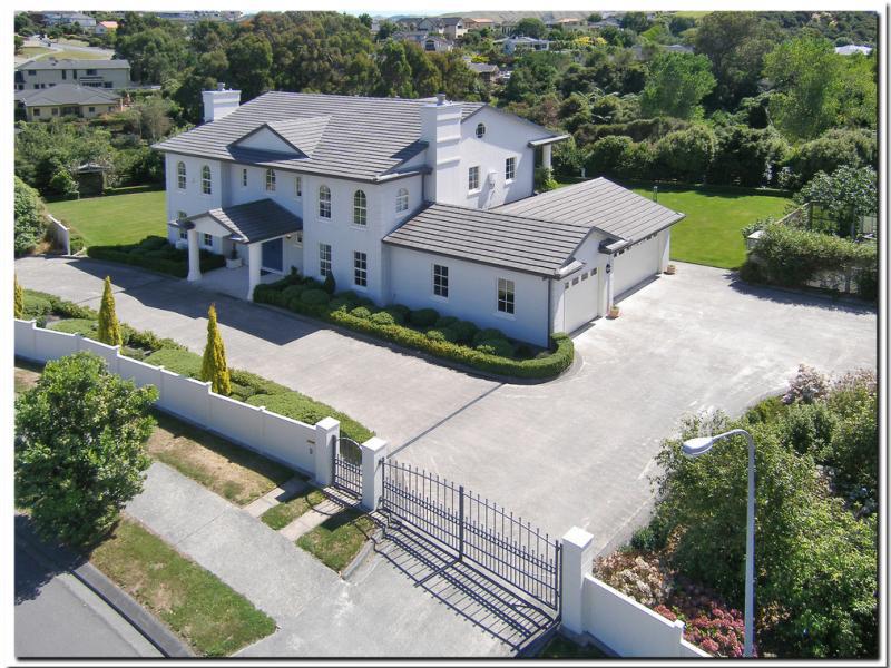 9 Scoresby Grove, Whitby, Porirua - Carousel 1
