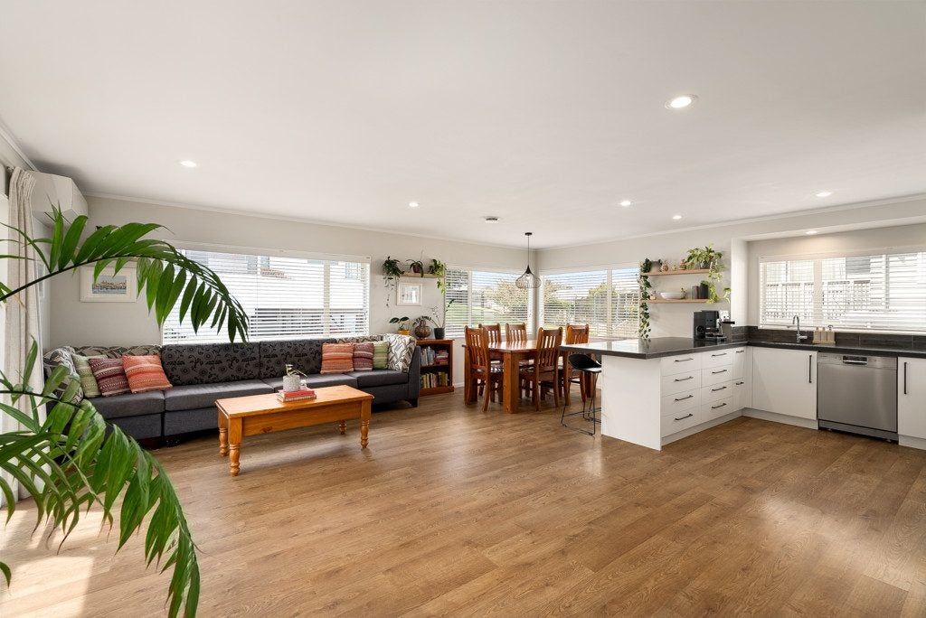 2/30 Howe Street, Howick, Auckland - Carousel 2