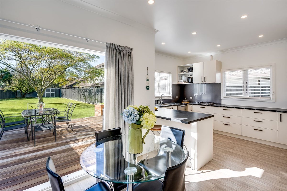 25 Georges Drive, Napier South, Napier - Carousel 1