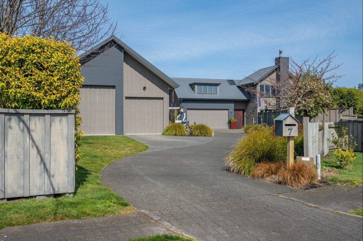 7 Haines Grove, Rainbow Point, Taupo - Carousel 1