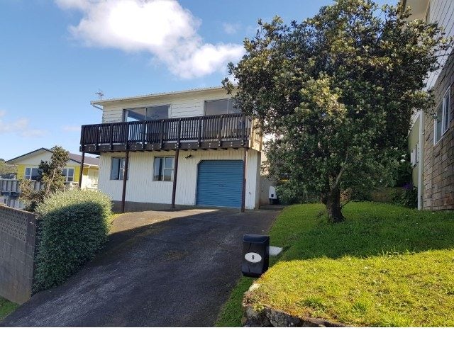 9 Gloaming Hill, Titahi Bay, Porirua - Carousel 2