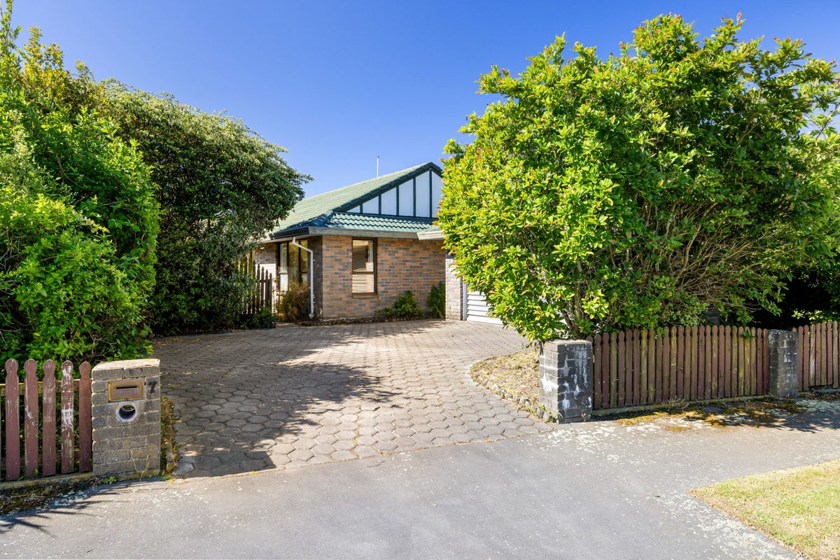 7 Clivedon Place, Redwood, Christchurch - Carousel 1