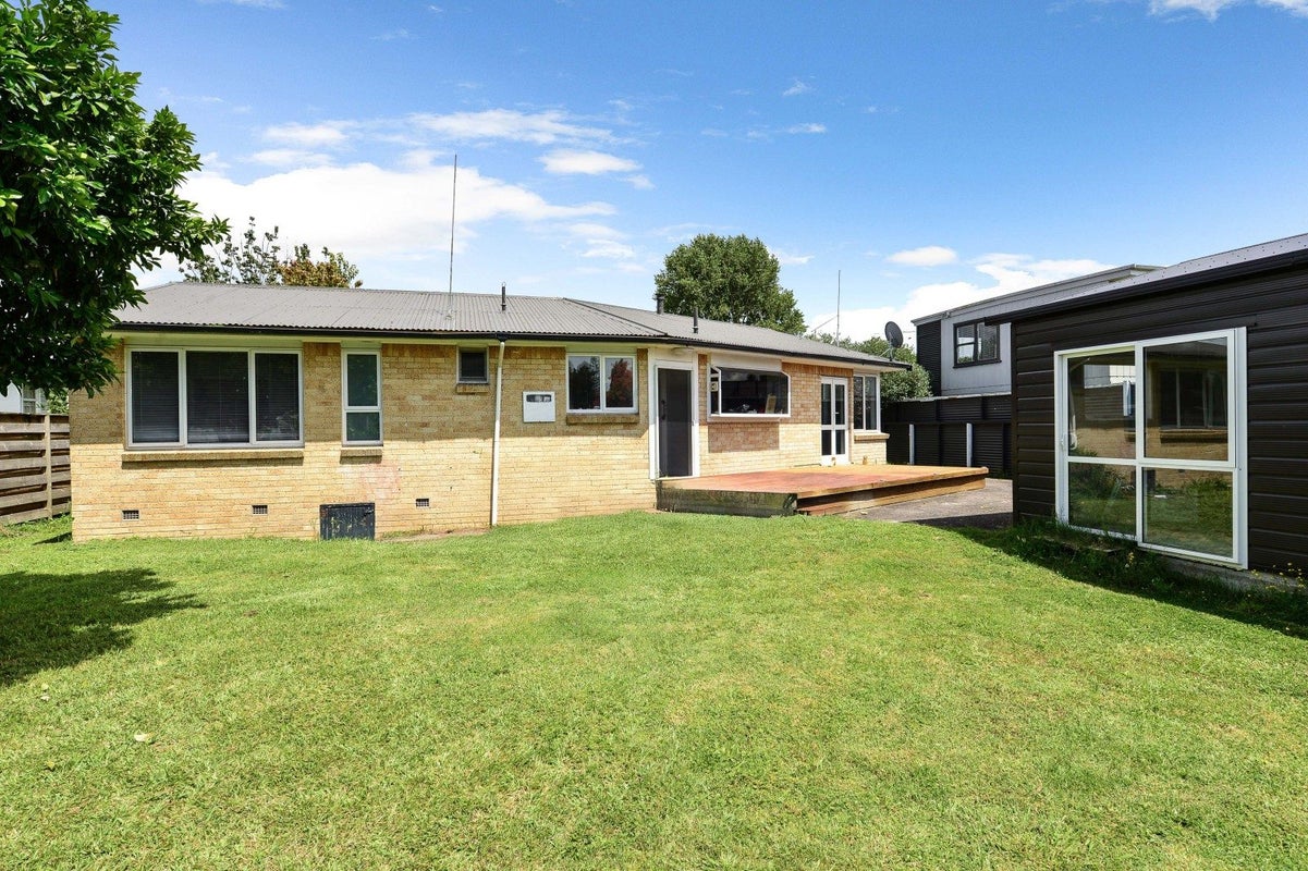 12 Paulette Place, Queenwood, Hamilton - Carousel 2
